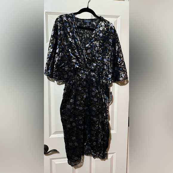 NWT MODCLOTH dramatic depths velvet floral dress.
Size XL - Picture 3 of 4